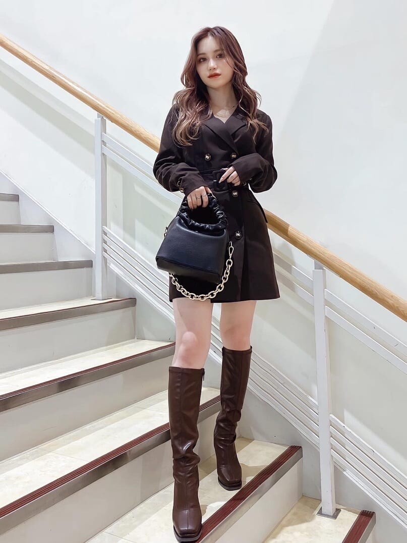 ブラウン系のワンピース、ブラウン系のブーツを着用したレディースの秋コーディネートの2枚目の写真