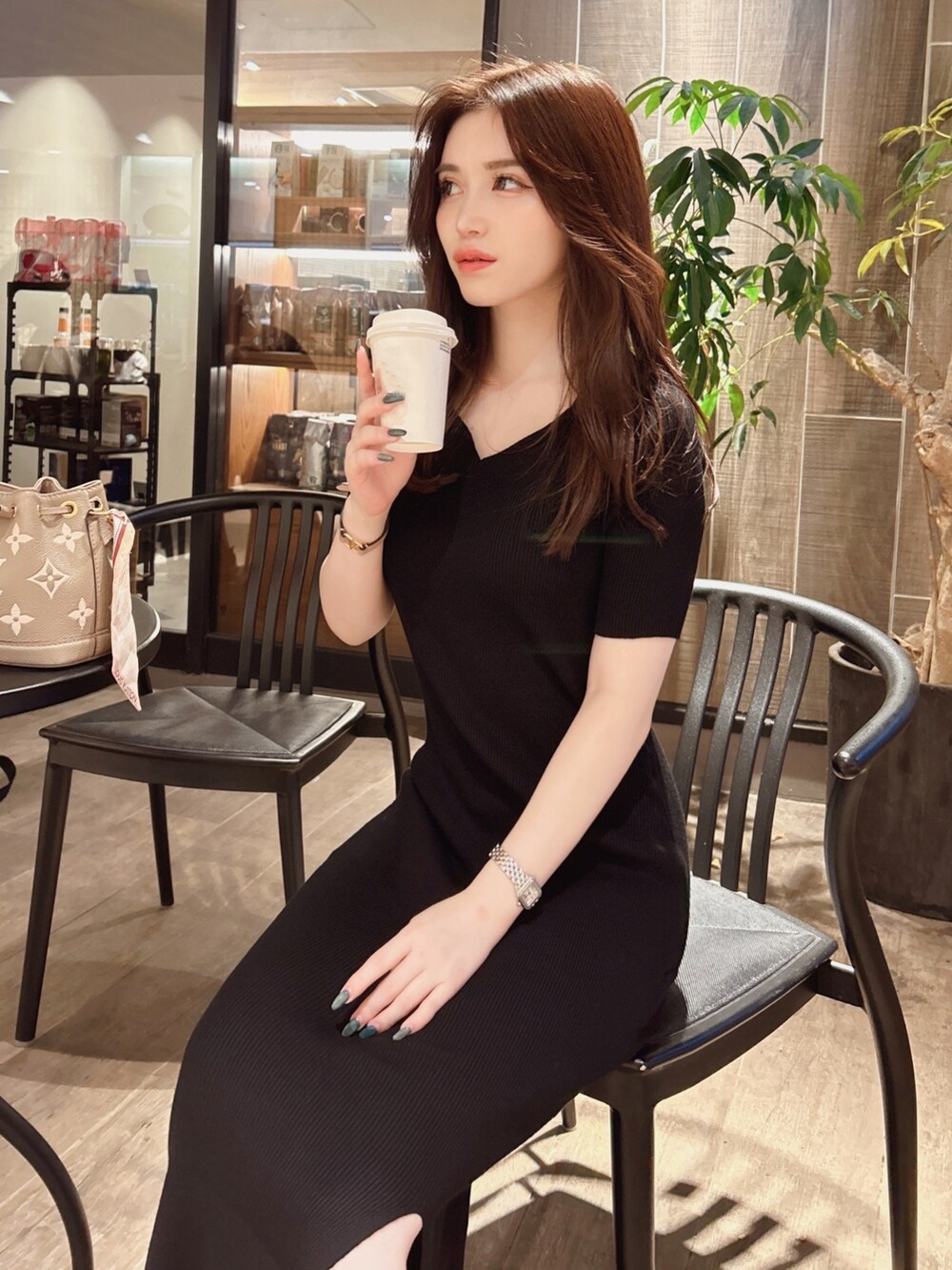 ブラック系のワンピース、ホワイト系のサンダルを着用したレディースの夏コーディネートの7枚目の写真