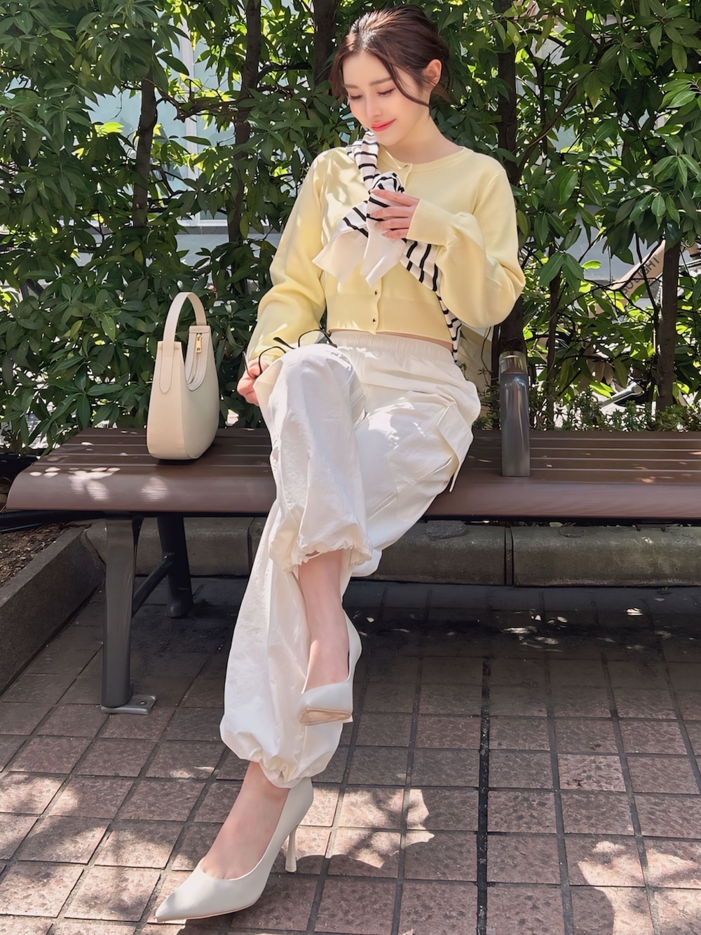 その他のカーディガン/ボレロ、イエロー系のカーディガン/ボレロ、ホワイト系のカーゴパンツを着用したレディースの春コーディネートの2枚目の写真