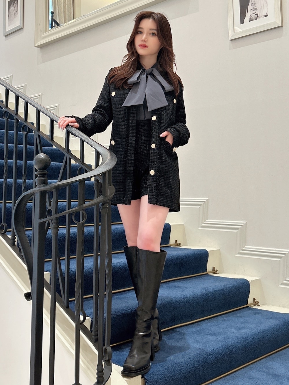 ブラック系のノーカラージャケット、ブラック系のその他パンツ、ブルー系のシャツ/ブラウスを着用したレディースの秋コーディネートの3枚目の写真