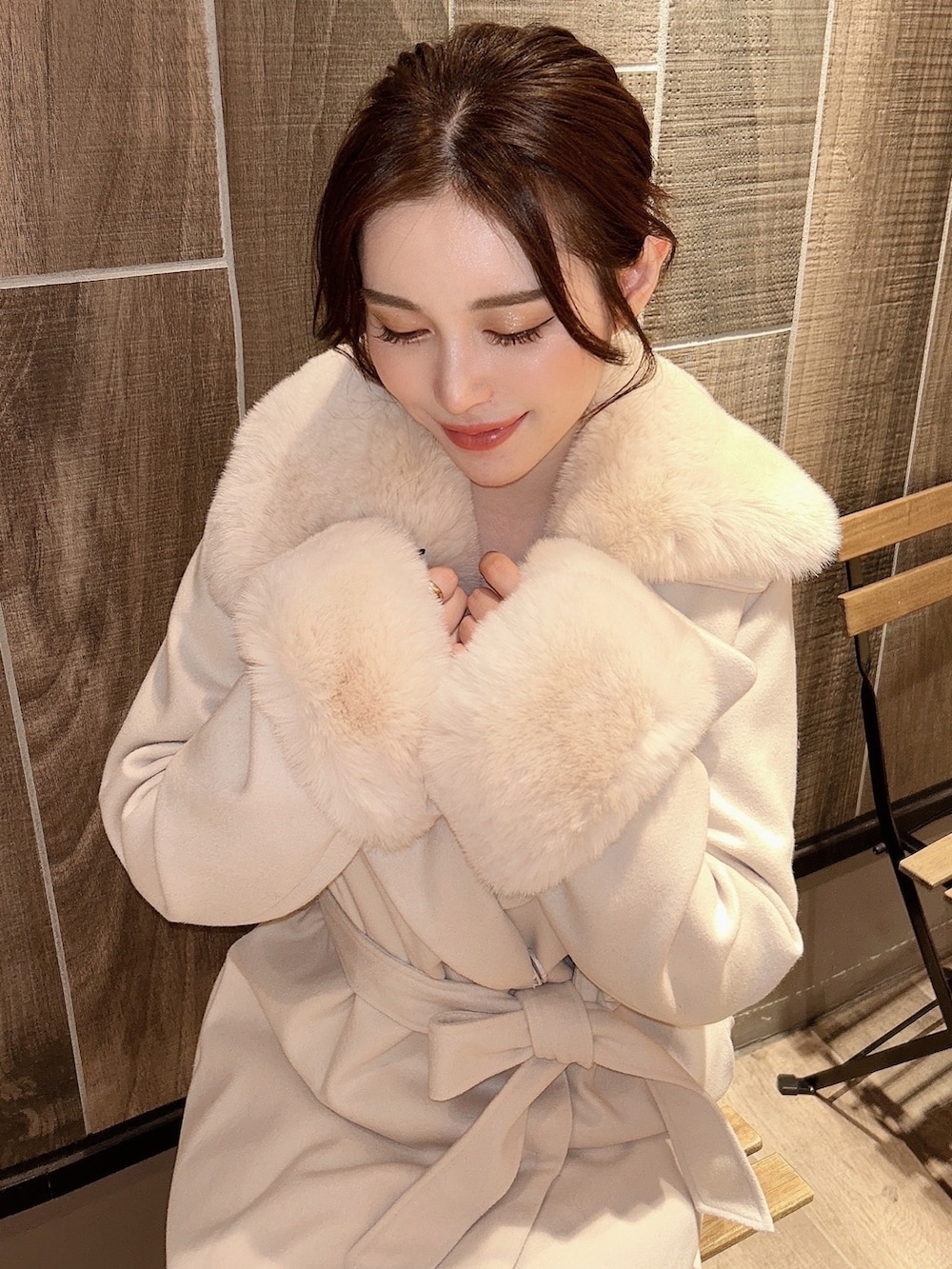 ホワイト系のチェスターコート、ブラック系のワンピース、ブラック系のブーツを着用したレディースの秋コーディネートの4枚目の写真