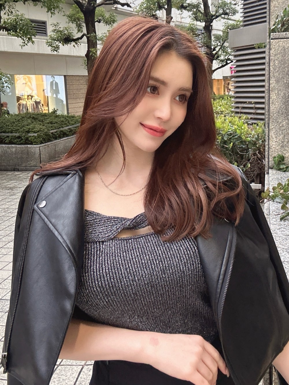 ブラック系のスカート、ブラック系のパンプス、ブラック系のニット/セーターを着用したレディースの春コーディネートの2枚目の写真