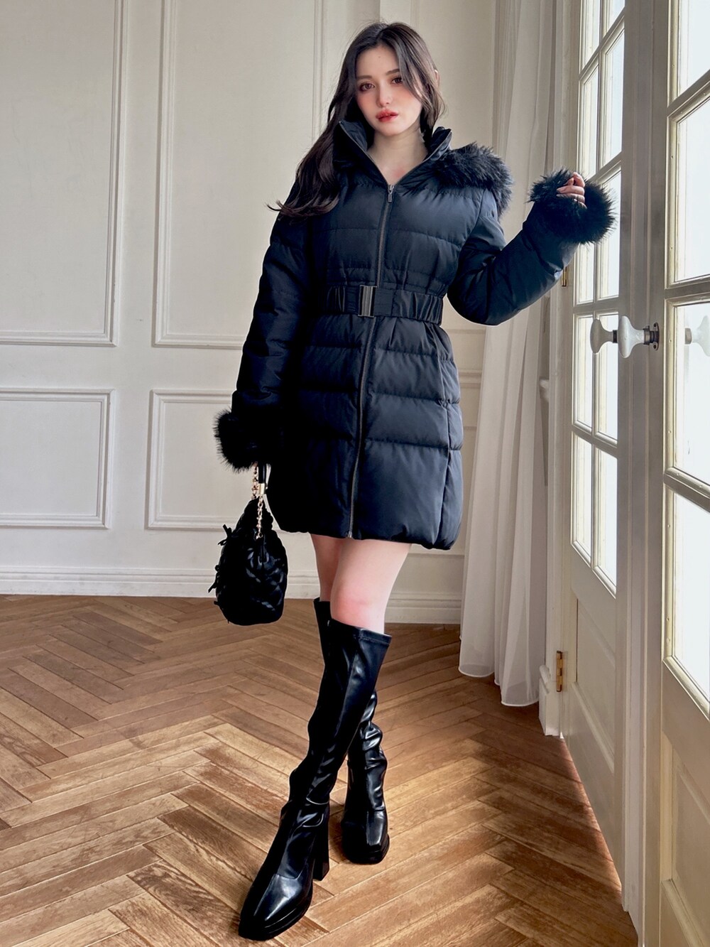 ブラック系のダウンジャケット/コート、ブラック系のブーツを着用したレディースの夏コーディネートの2枚目の写真