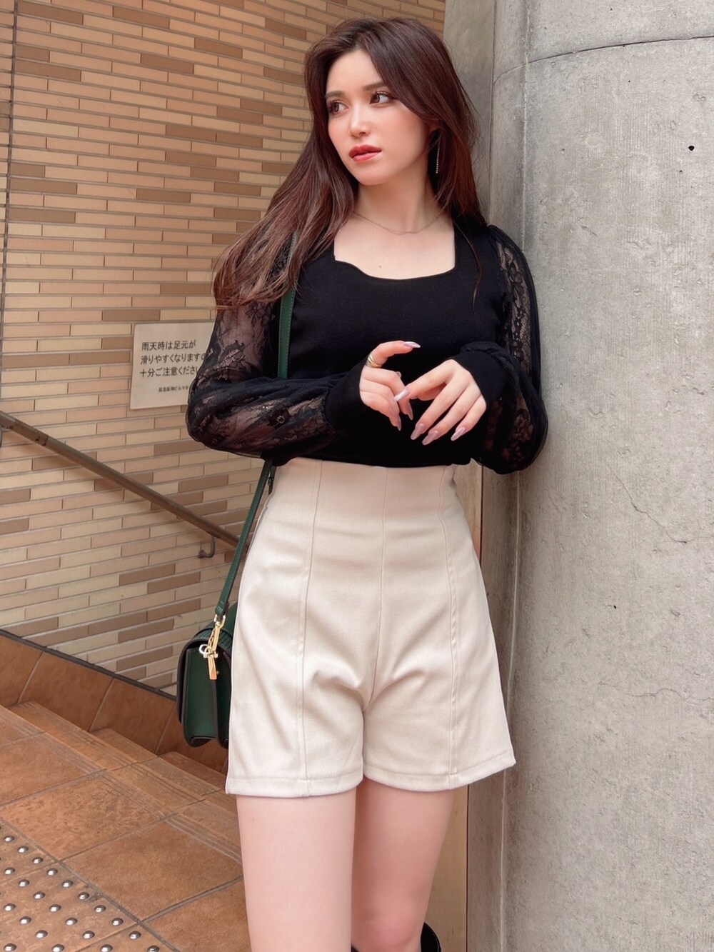 ブラック系のニット/セーター、グリーン系のショルダーバッグ、ホワイト系のその他パンツを着用したレディースの秋コーディネートの4枚目の写真