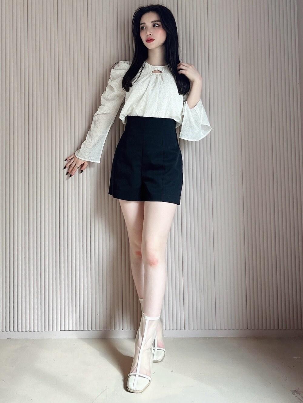 ホワイト系のシャツ/ブラウス、ブラック系のその他パンツを着用したレディースの冬コーディネートの2枚目の写真