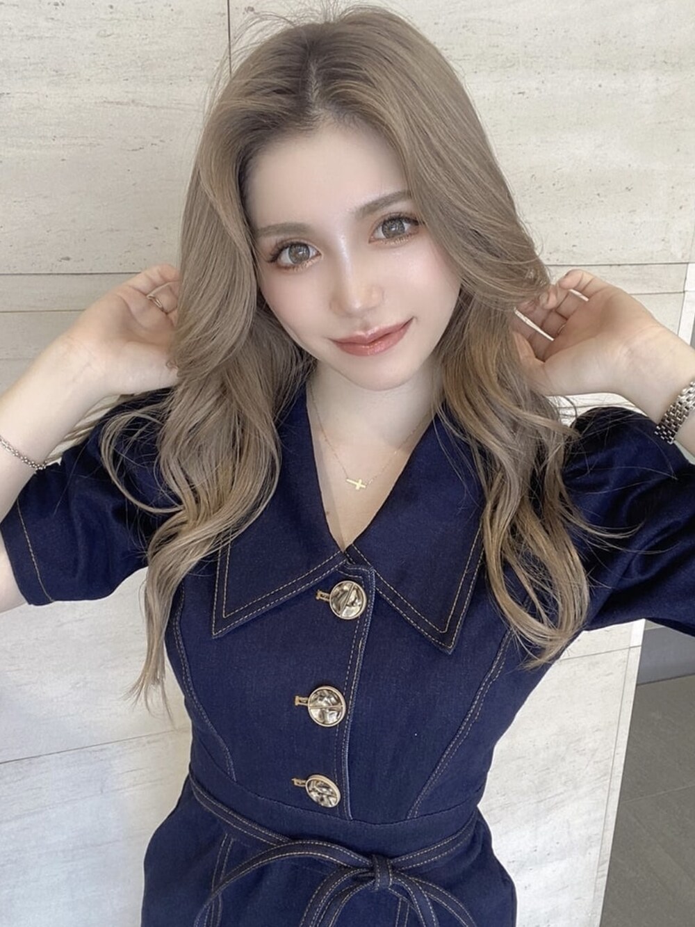 ブルー系のワンピース、ホワイト系のパンプスを着用したレディースの夏コーディネートの3枚目の写真