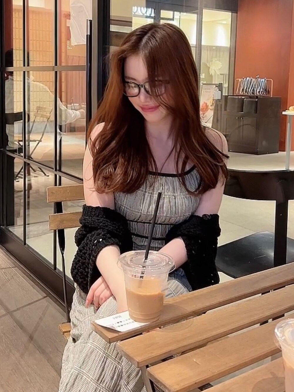 その他のつなぎ/オールインワン、ブラック系のカーディガン/ボレロ、ブラック系のメガネを着用したレディースの夏コーディネートの3枚目の写真