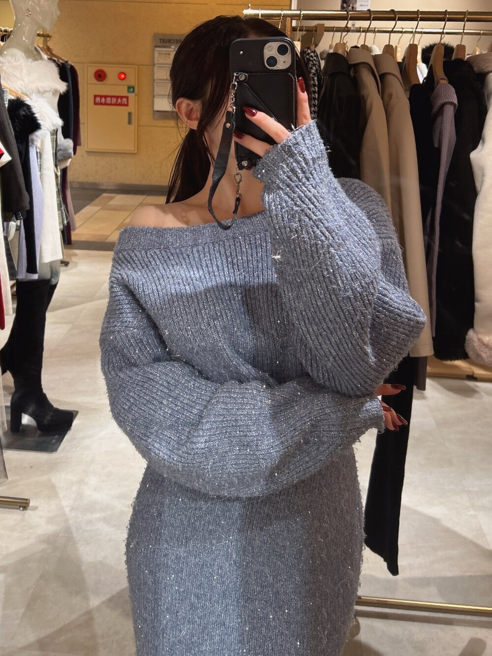 ブルー系のスカート、ブルー系のニット/セーターを着用したレディースの秋コーディネートの2枚目の写真