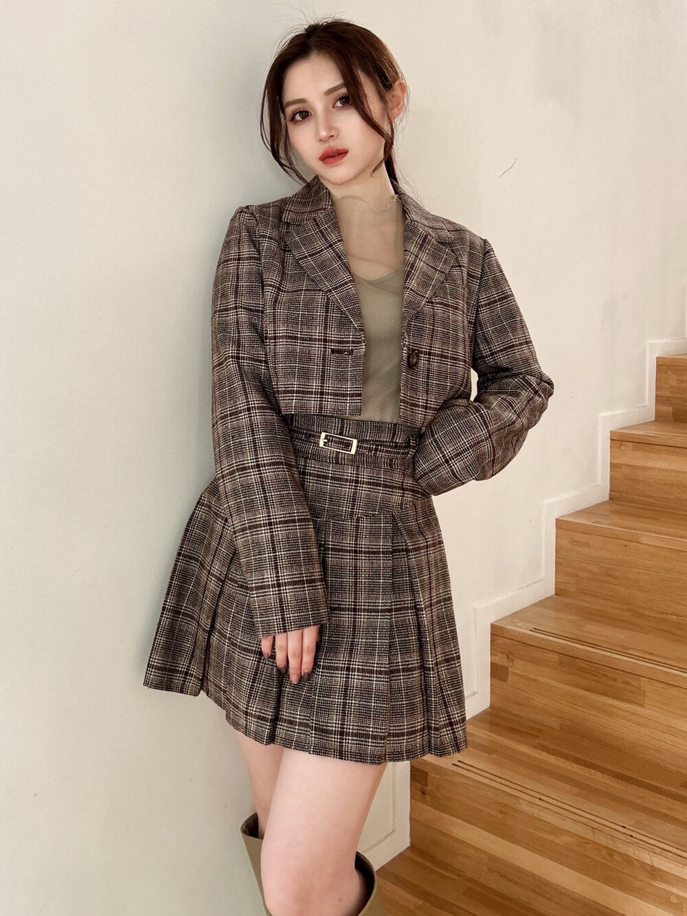 その他のスカート、その他のテーラードジャケット、ベージュ系のTシャツ/カットソーを着用したレディースの夏コーディネートの2枚目の写真