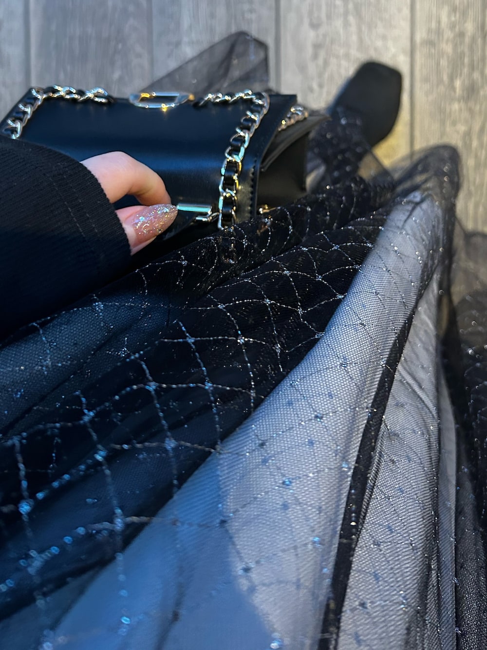 ブラック系のワンピースを着用したレディースの冬コーディネートの4枚目の写真