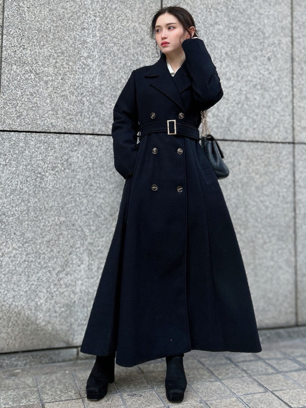 ブラック系のその他アウターを着用したレディースの冬コーディネートの2枚目の写真