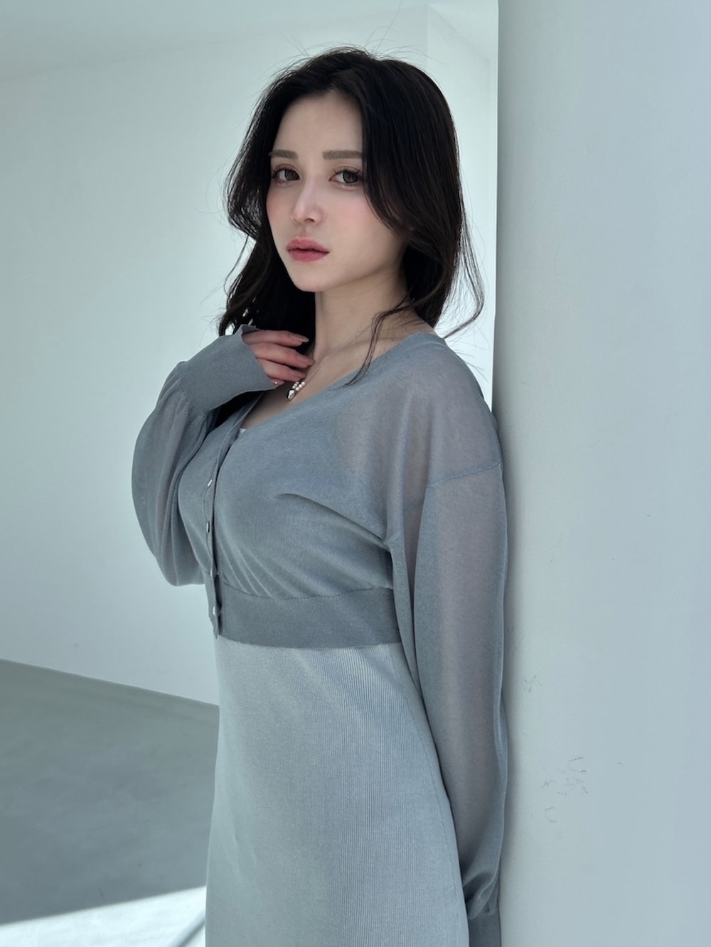 ブルー系のワンピースを着用したレディースの冬コーディネートの2枚目の写真