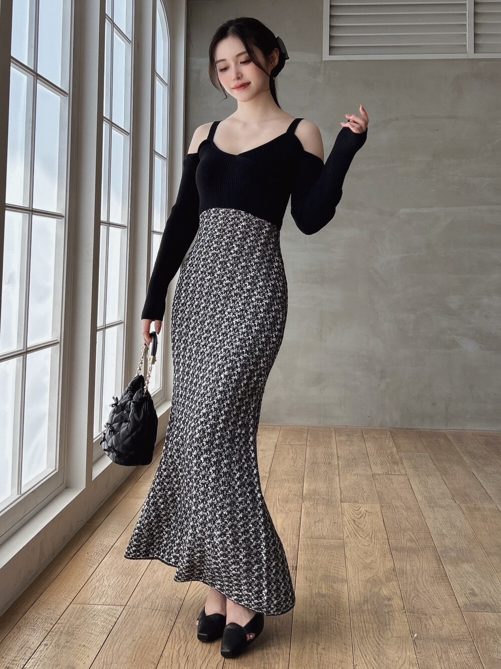 ブラック系のワンピースを着用したレディースの夏コーディネートの2枚目の写真