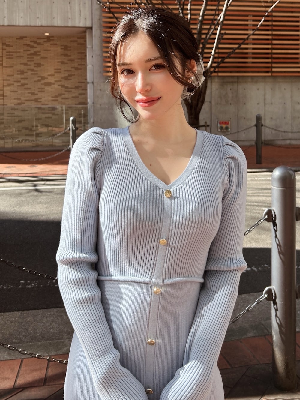 ホワイト系のブーツ、ホワイト系のハンドバッグを着用したレディースの冬コーディネートの3枚目の写真