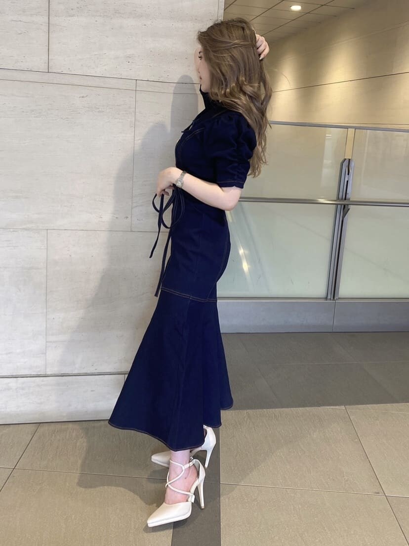 ブルー系のワンピース、ホワイト系のパンプスを着用したレディースの夏コーディネートの2枚目の写真