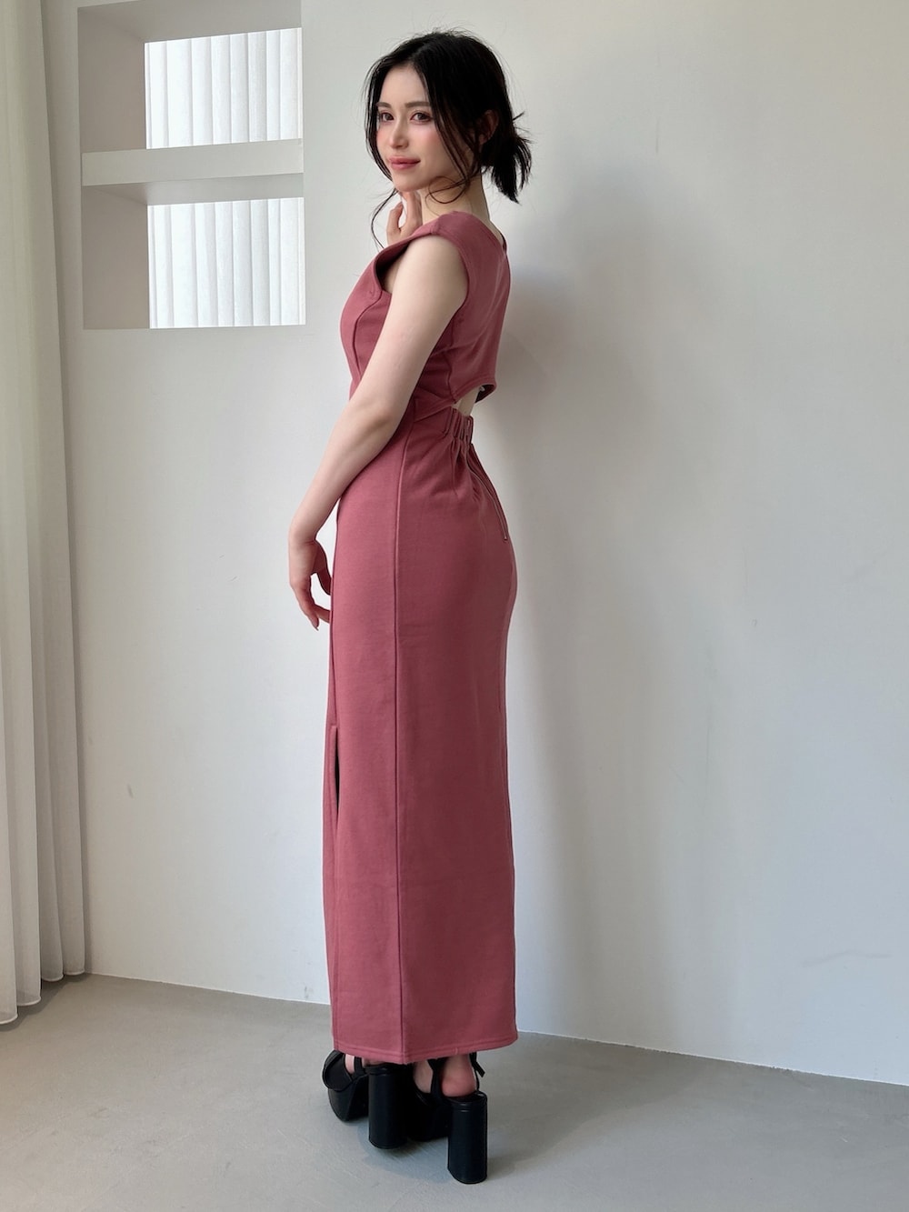 ピンク系のワンピース、ブラック系のサンダルを着用したレディースの春コーディネートの3枚目の写真