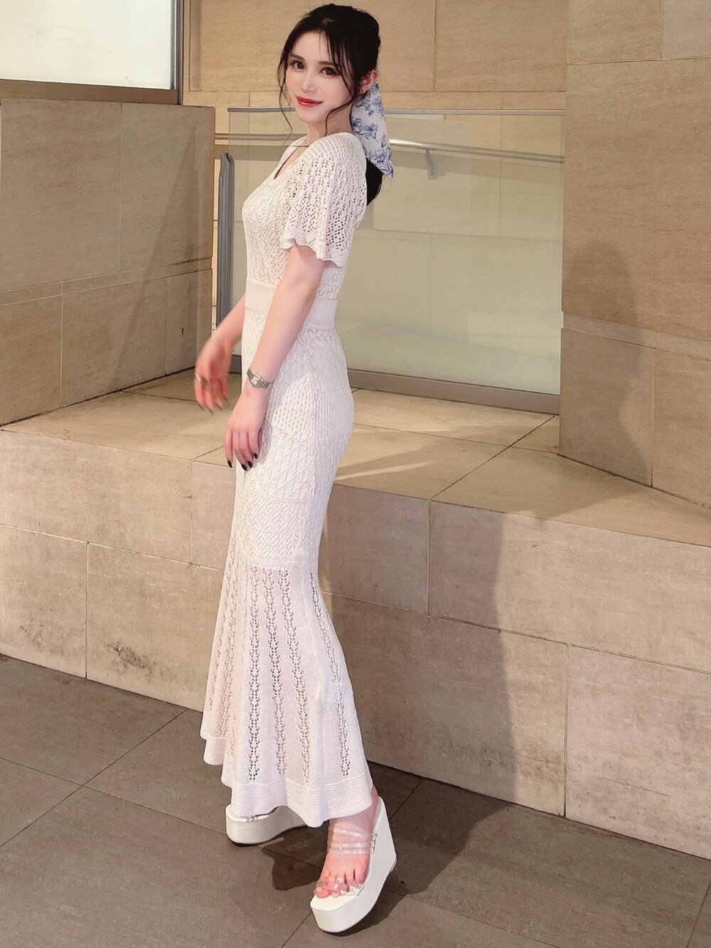 ホワイト系のワンピース、ホワイト系のサンダル、ホワイト系のシュシュを着用したレディースの夏コーディネートの2枚目の写真