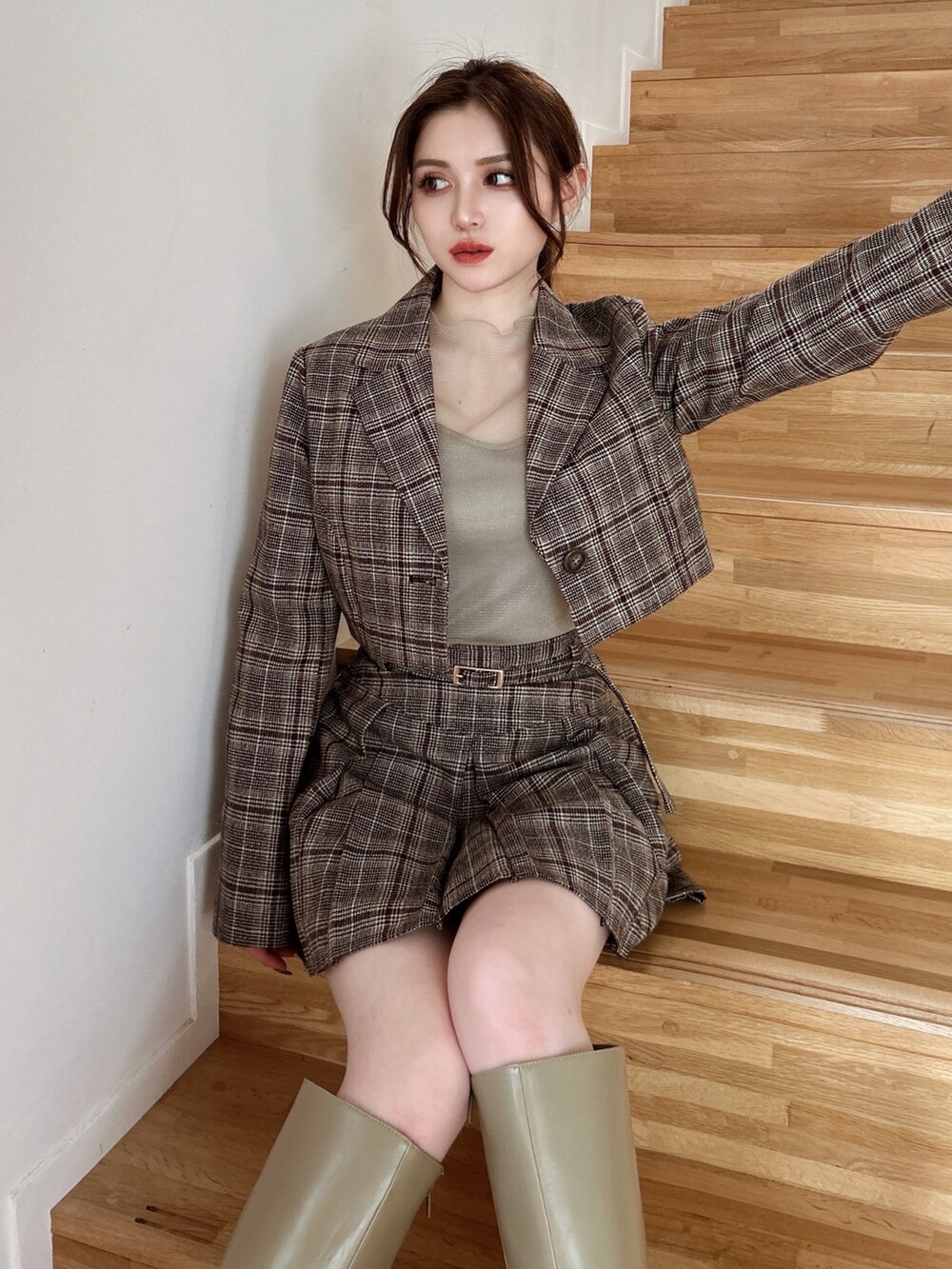 その他のスカート、その他のテーラードジャケット、ベージュ系のTシャツ/カットソーを着用したレディースの夏コーディネートの3枚目の写真