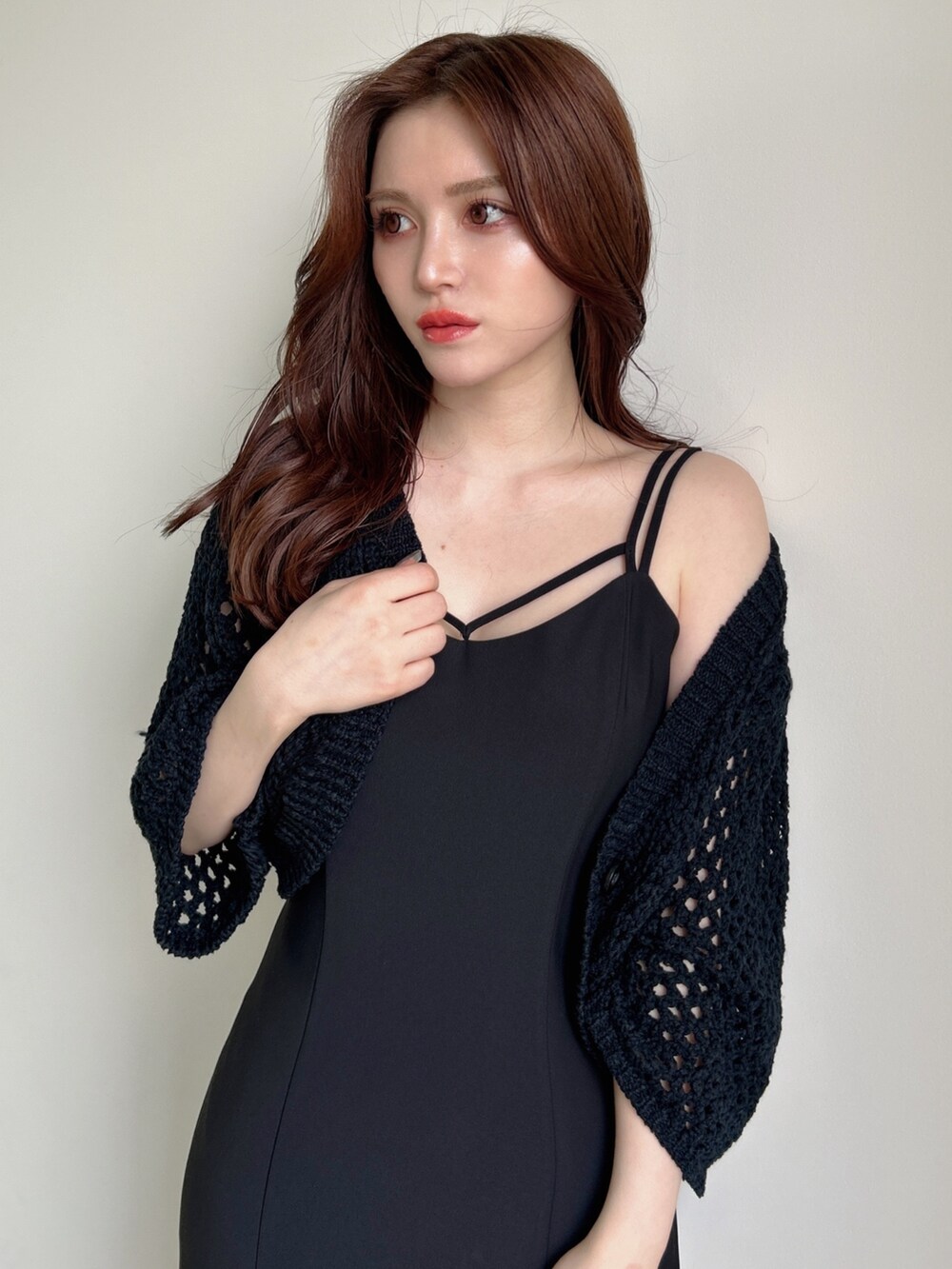 ブラック系のワンピース、ブラック系のカーディガン/ボレロ、ブラック系のサンダルを着用したレディースの夏コーディネートの2枚目の写真