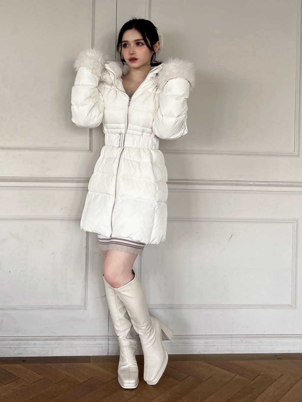 ホワイト系のダウンジャケット/コート、その他のワンピース、ホワイト系のブーツを着用したレディースの夏コーディネートの3枚目の写真