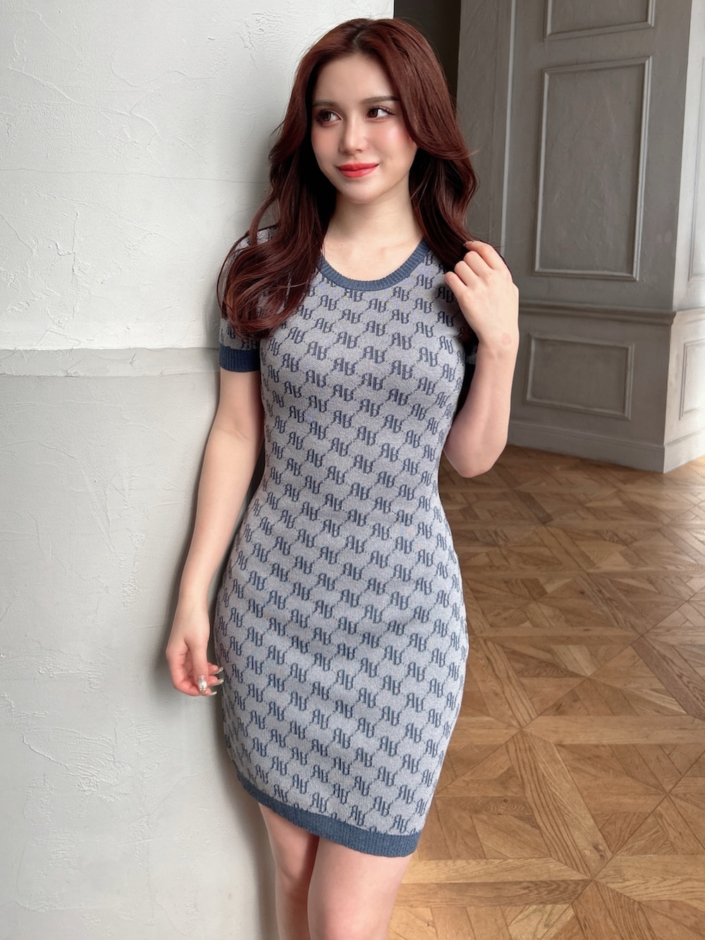 ブルー系のワンピースを着用したレディースの春コーディネートの2枚目の写真