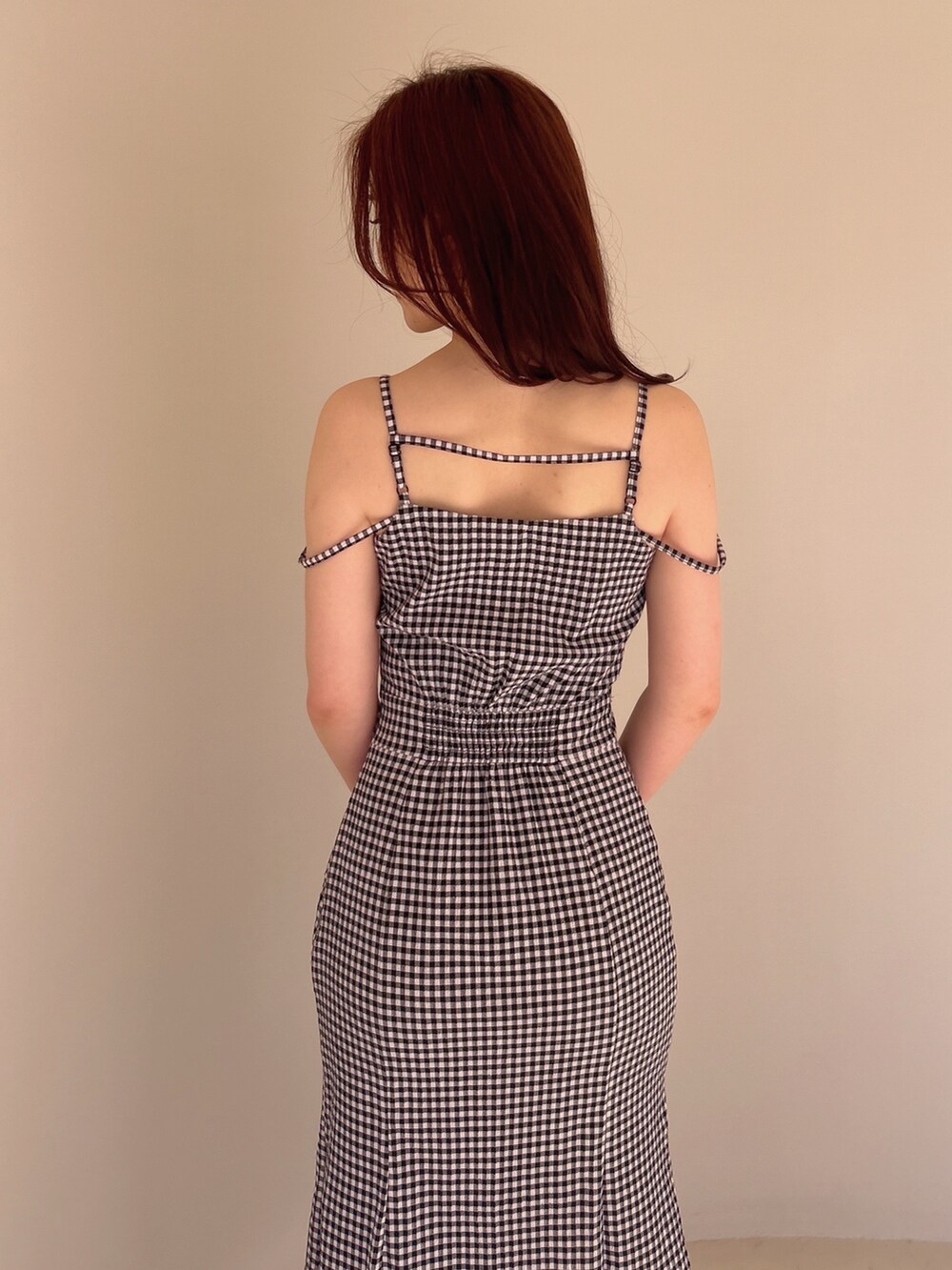 その他のワンピース、ホワイト系のハンドバッグを着用したレディースの夏コーディネートの3枚目の写真