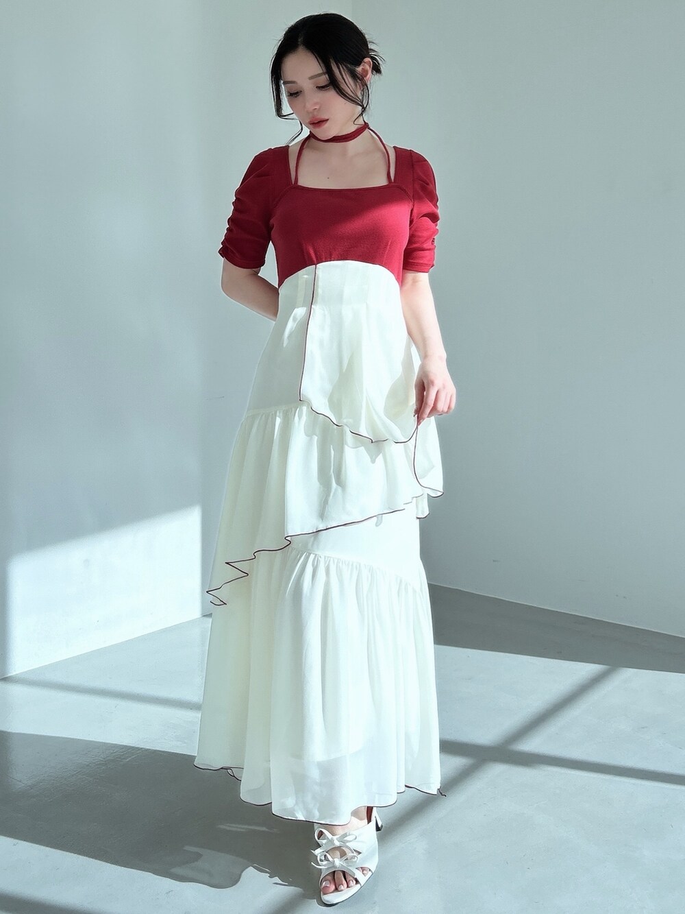 レッド系のワンピースを着用したレディースの春コーディネートの2枚目の写真