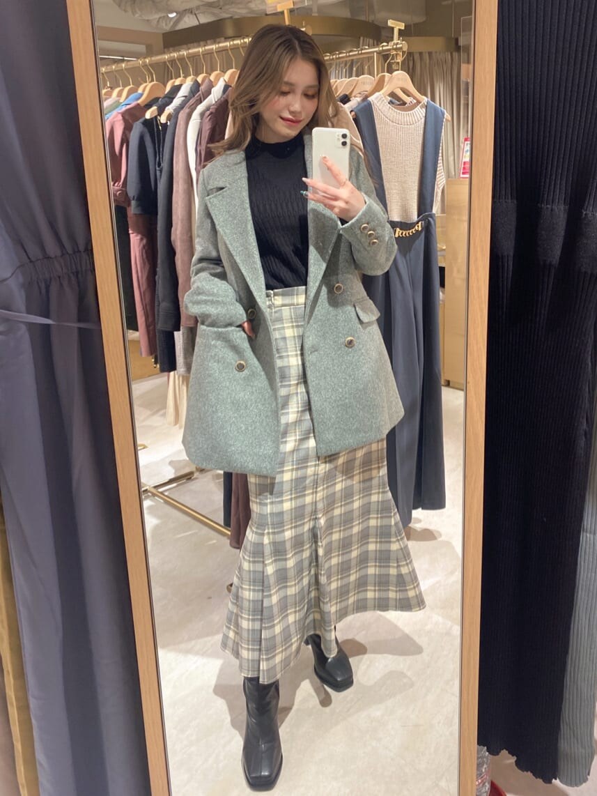 その他のスカート、ブラック系のブーツ、グレー系のテーラードジャケットを着用したレディースの秋コーディネートの2枚目の写真