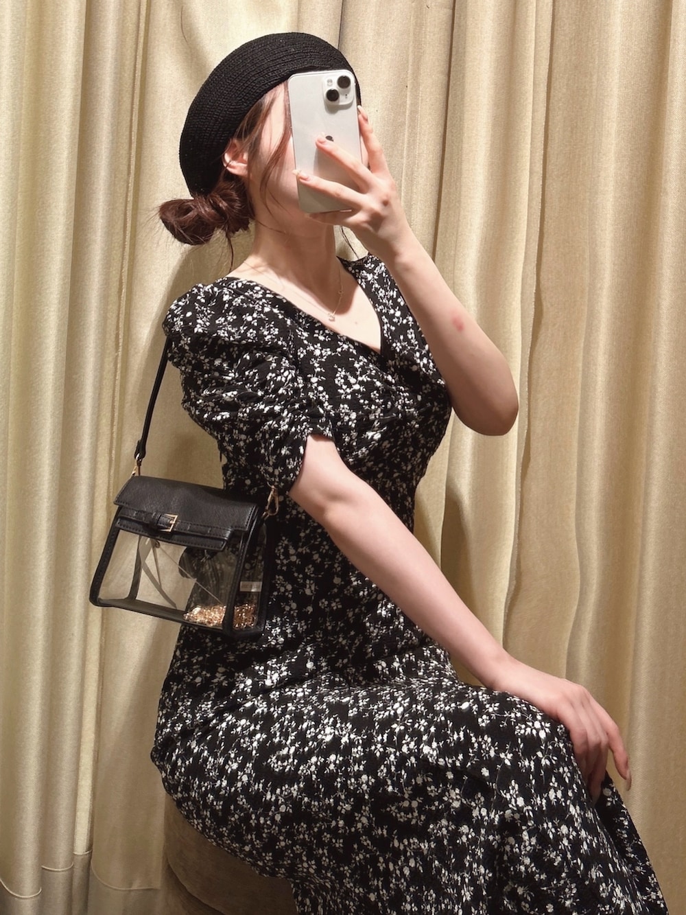 その他のワンピース、ブラック系のハンドバッグ、ベージュ系のパンプスを着用したレディースの春コーディネートの2枚目の写真