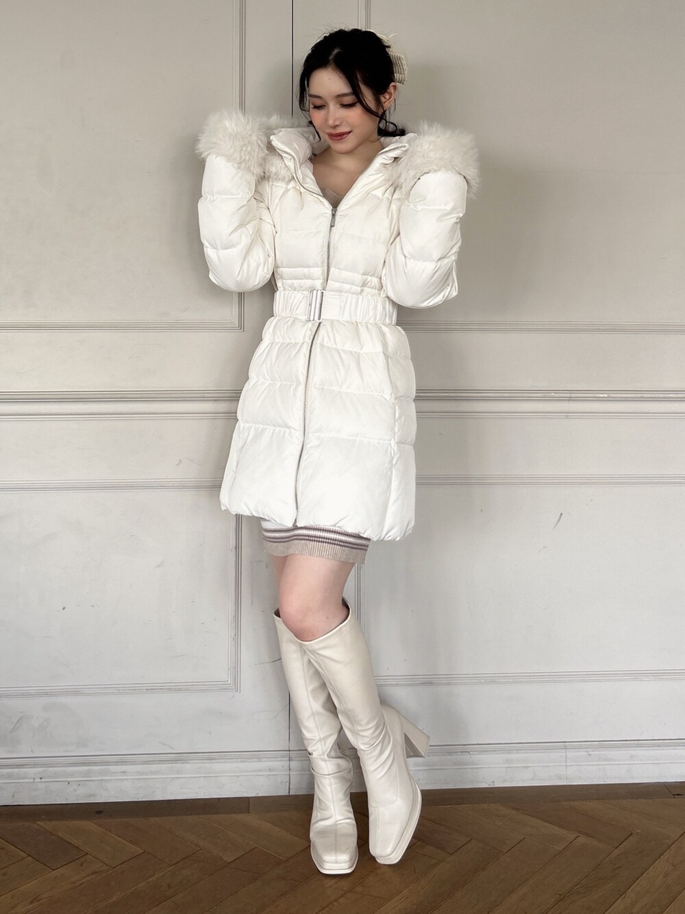 ホワイト系のダウンジャケット/コート、その他のワンピース、ホワイト系のブーツを着用したレディースの夏コーディネートの2枚目の写真