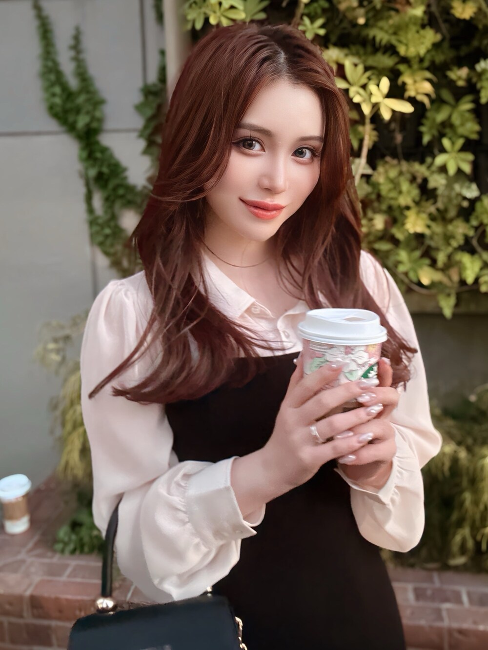 ブラック系のワンピース、グレー系のテーラードジャケット、ブラック系のブーツを着用したレディースの冬コーディネートの2枚目の写真