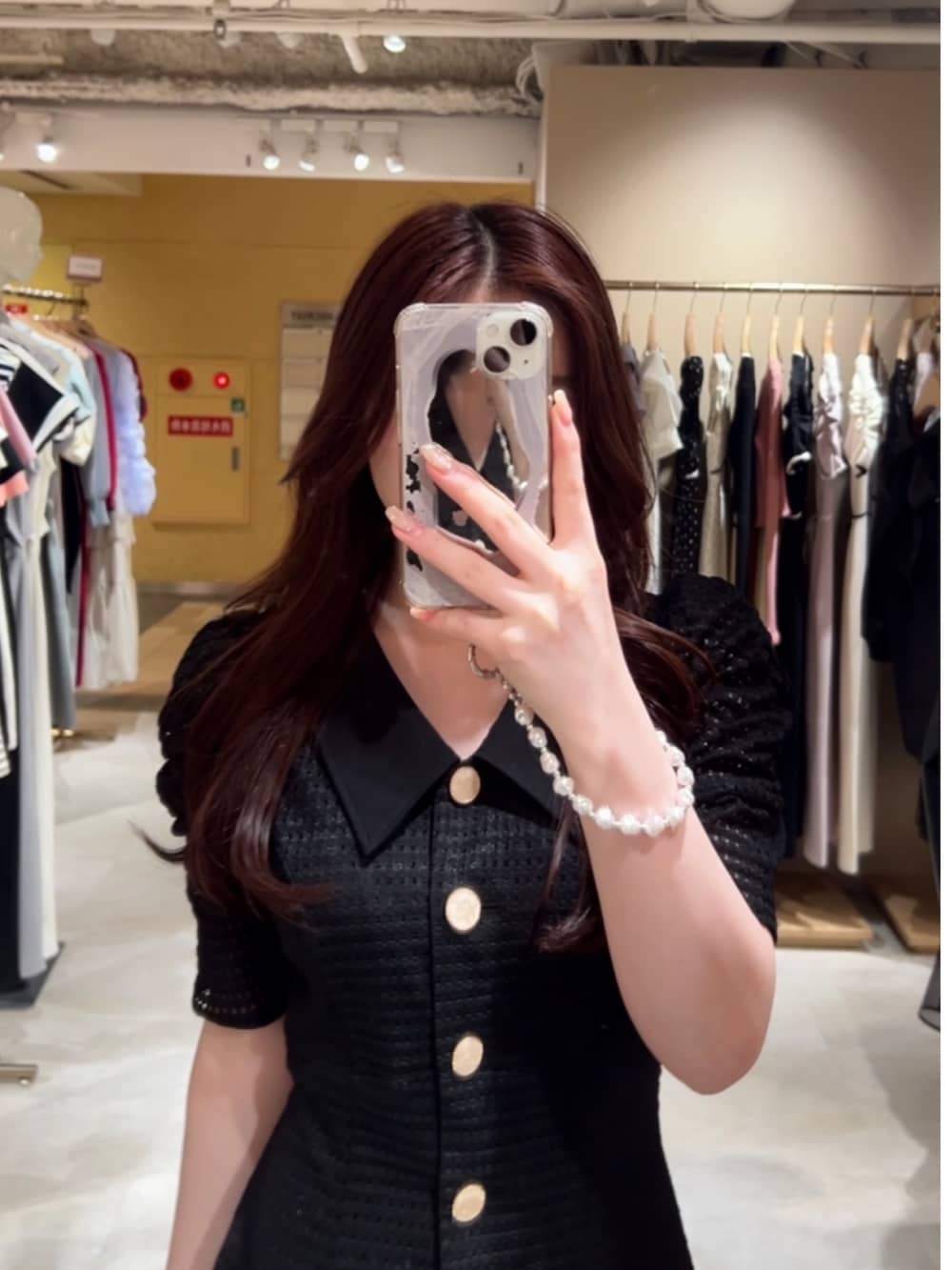 ブラック系のワンピースを着用したレディースの春コーディネートの2枚目の写真