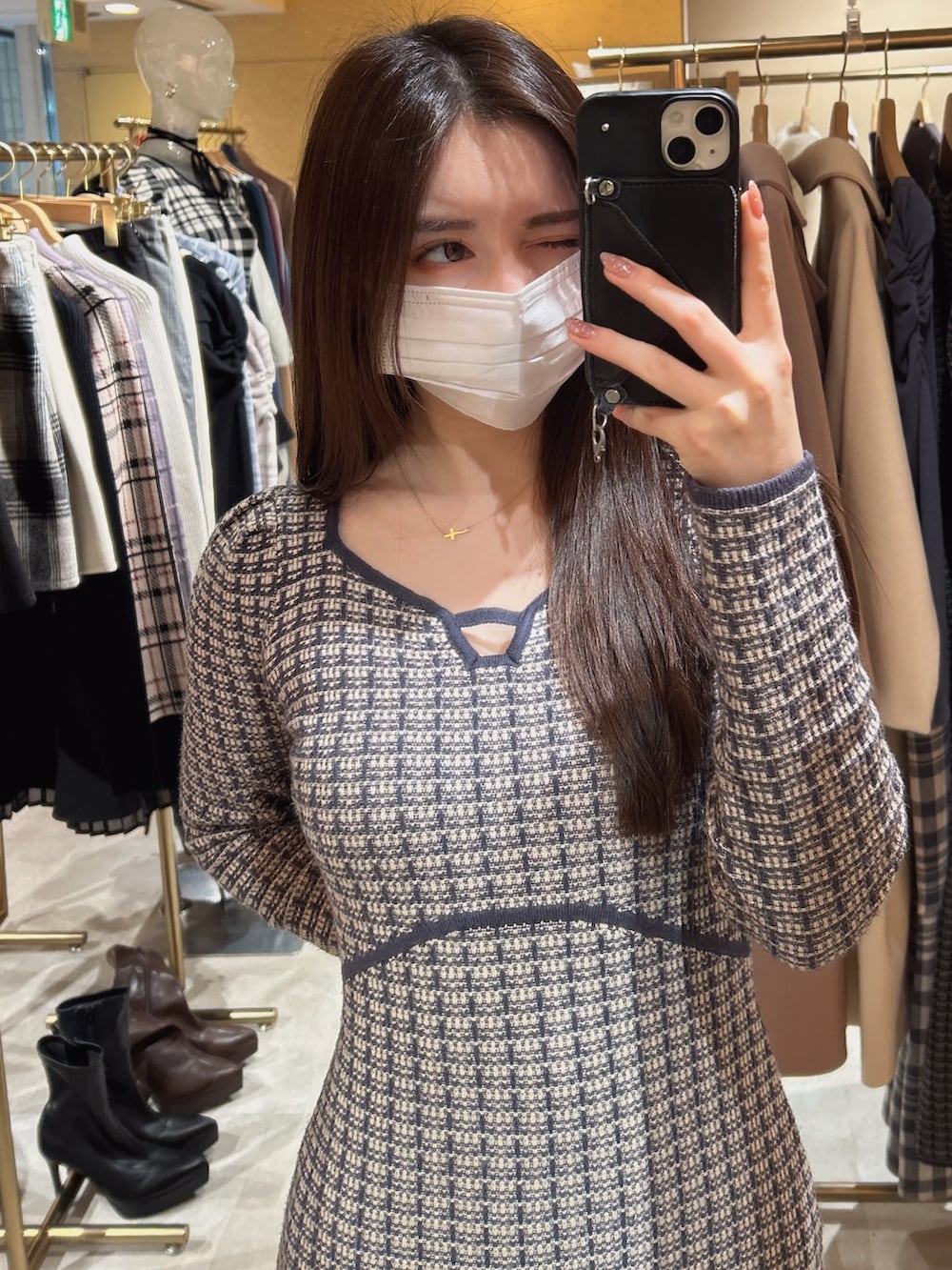 ブルー系のワンピースを着用したレディースの冬コーディネートの2枚目の写真