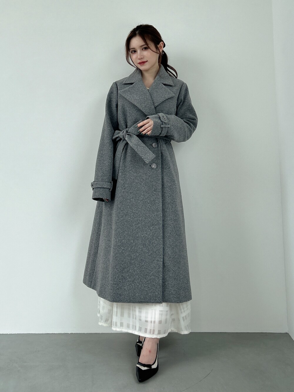 グレー系のその他アウター、その他のパンプスを着用したレディースの秋コーディネートの2枚目の写真