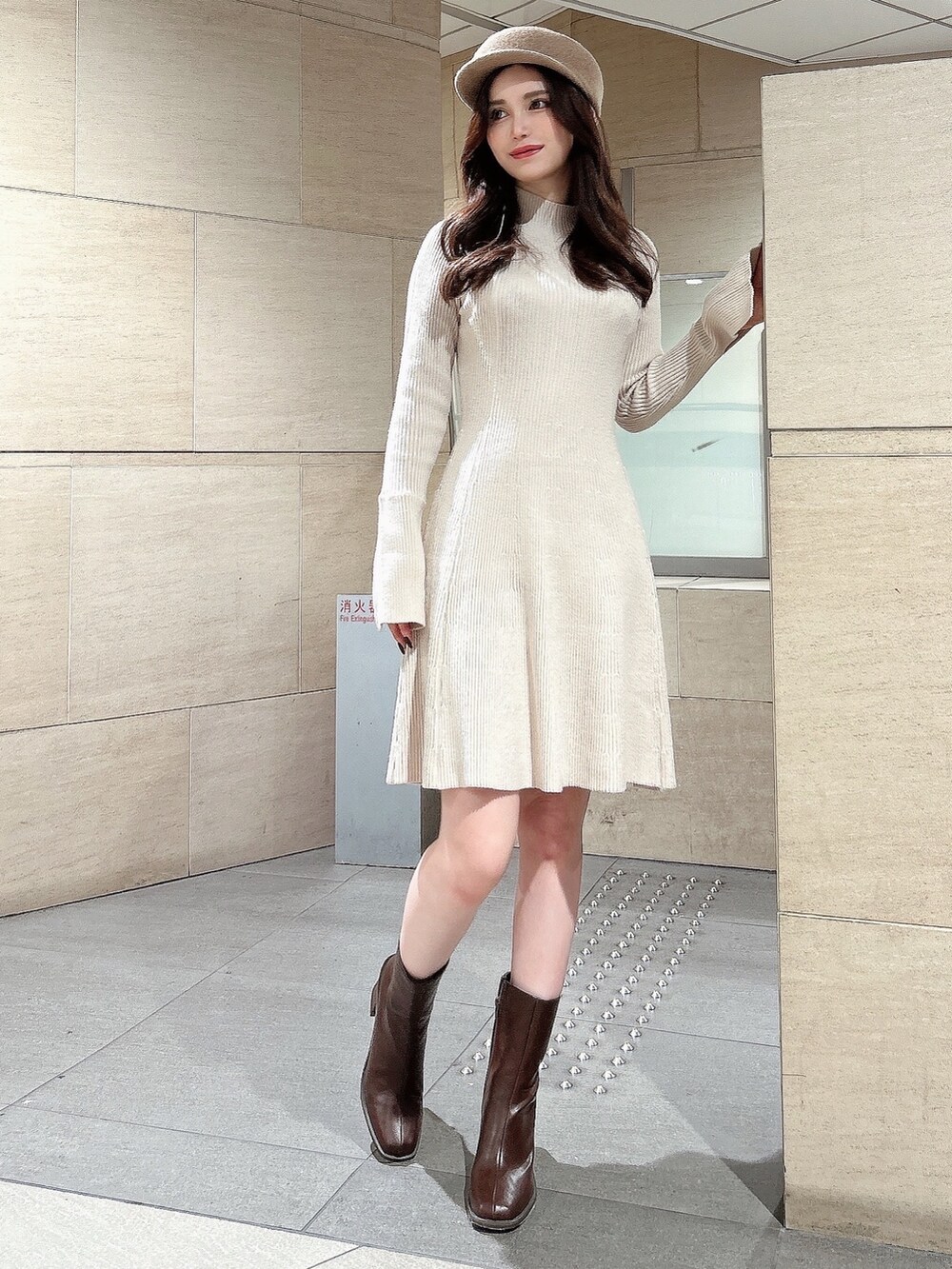 ホワイト系のワンピース、ブラウン系のブーツ、ベージュ系のキャスケットを着用したレディースの秋コーディネートの2枚目の写真