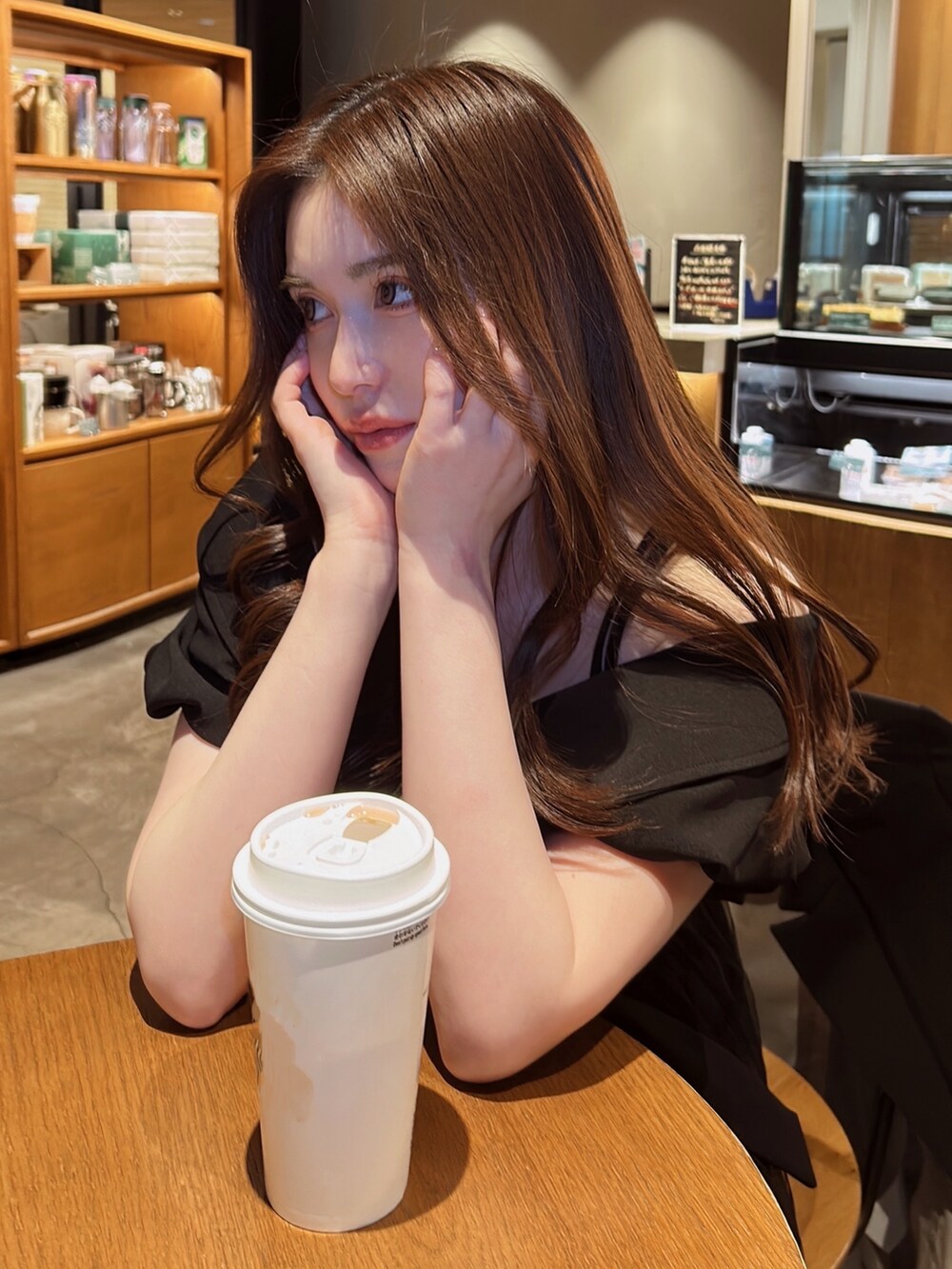 ベージュ系のワンピースを着用したレディースの春コーディネートの2枚目の写真