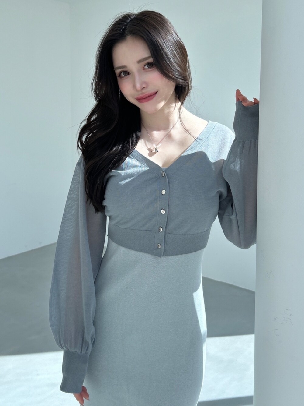 ブルー系のワンピースを着用したレディースの冬コーディネートの3枚目の写真