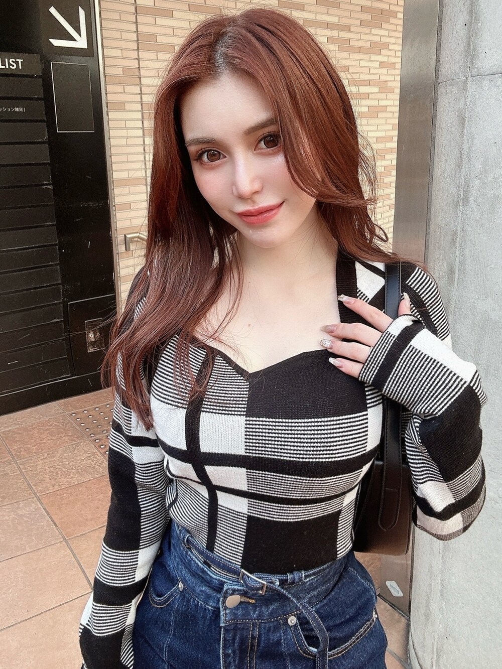 その他のニット/セーター、ブルー系のデニムスカートを着用したレディースの冬コーディネートの2枚目の写真