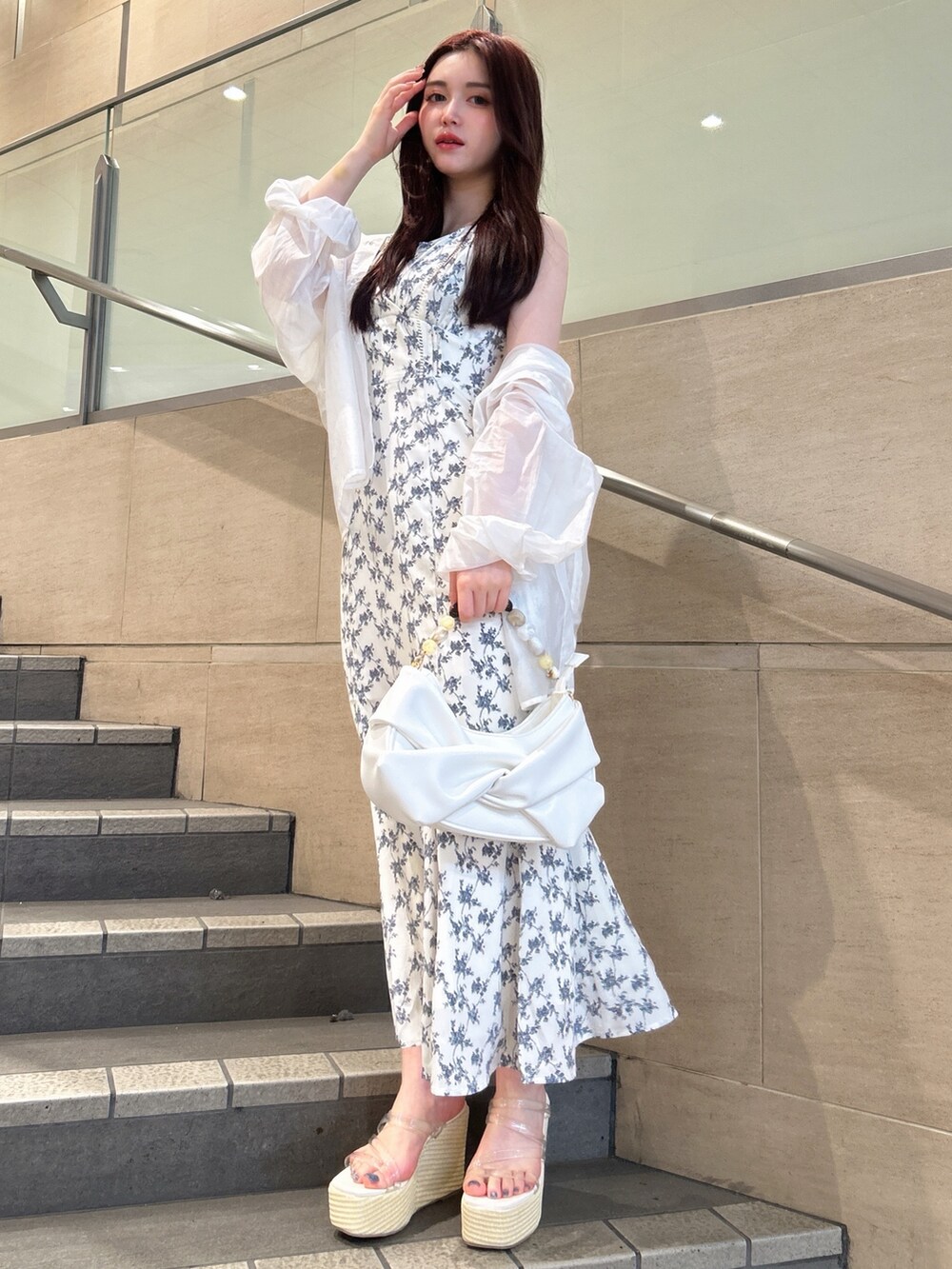 ホワイト系のワンピース、ホワイト系のハンドバッグ、ホワイト系のシャツ/ブラウスを着用したレディースの春コーディネートの4枚目の写真