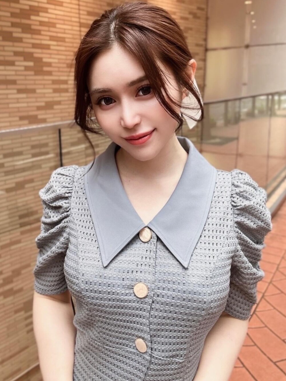 ブルー系のワンピース、ホワイト系のハンドバッグ、ホワイト系のパンプスを着用したレディースの春コーディネートの3枚目の写真