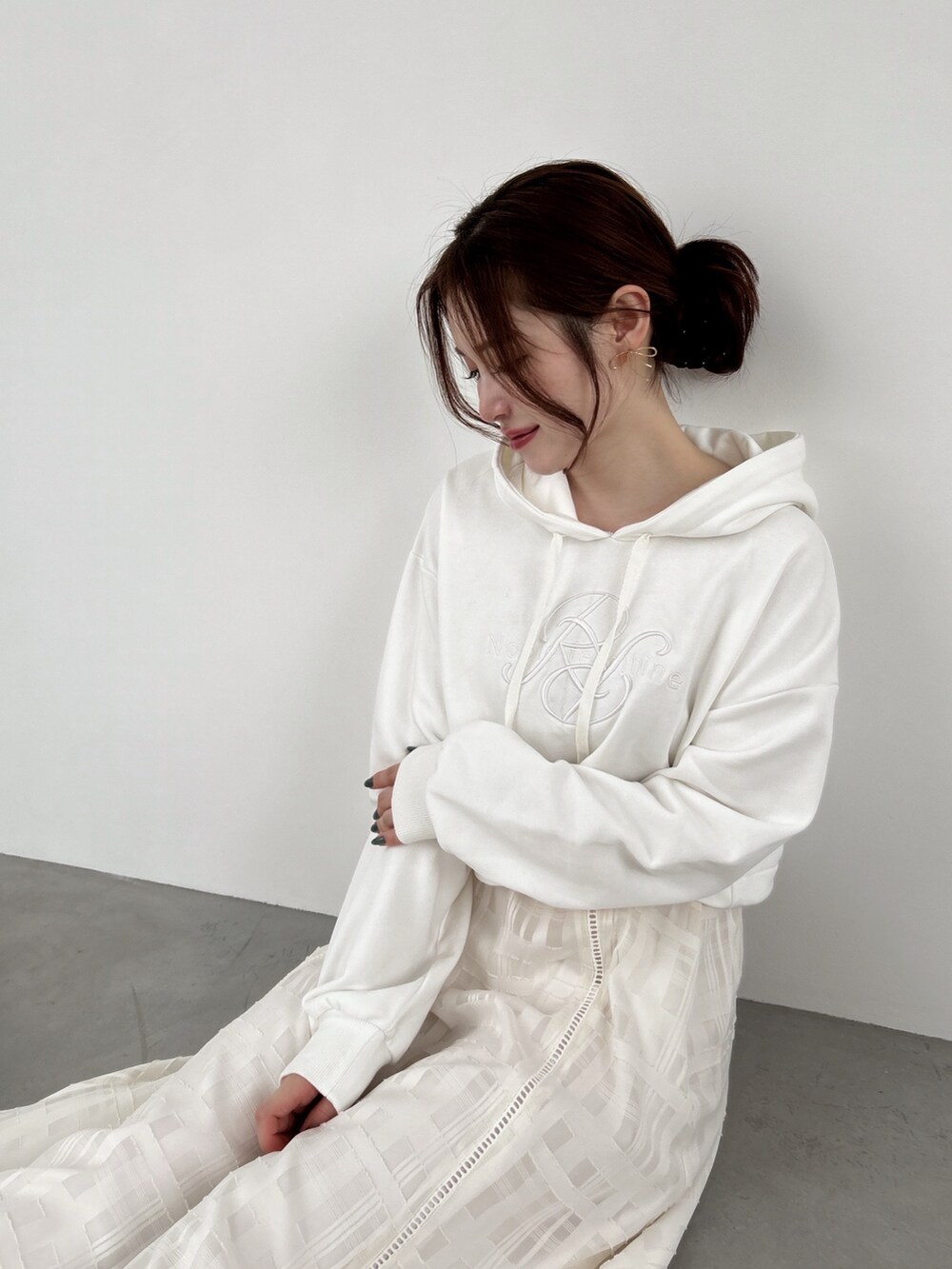 ホワイト系のスウェット、ホワイト系のスカートを着用したレディースの秋コーディネートの2枚目の写真