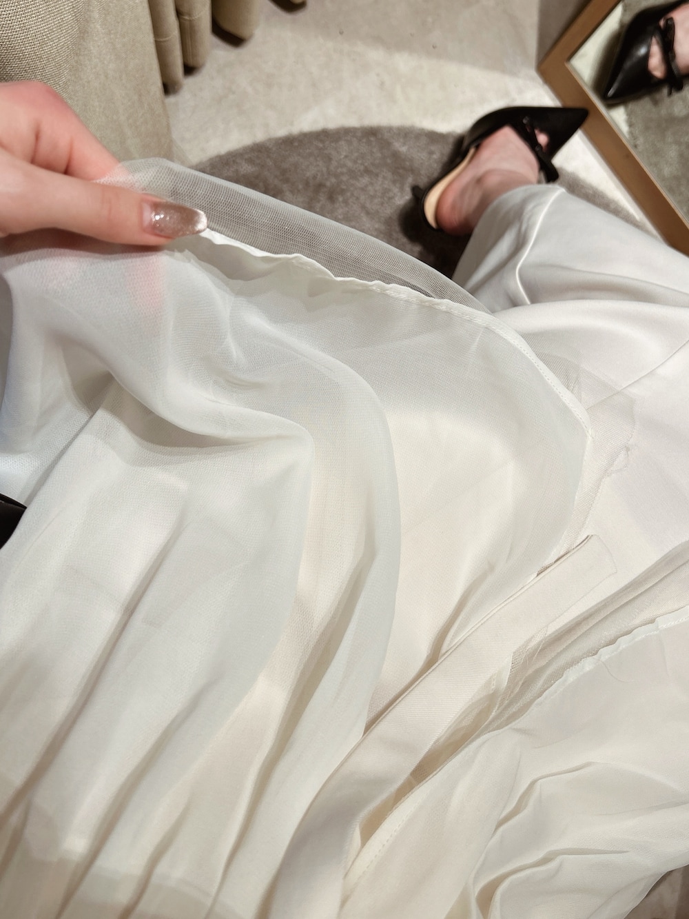 ホワイト系のその他アウター、ホワイト系のワンピース、ブラック系のハンドバッグを着用したレディースの夏コーディネートの2枚目の写真