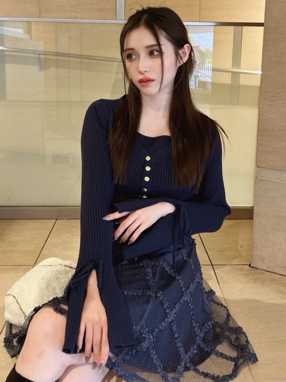 ブルー系のワンピース、ホワイト系のハンドバッグを着用したレディースの秋コーディネートの4枚目の写真