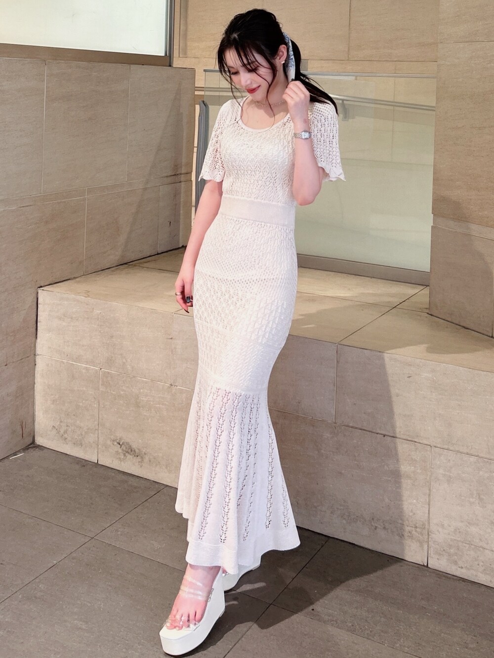 ホワイト系のワンピース、ホワイト系のサンダル、ホワイト系のシュシュを着用したレディースの夏コーディネートの3枚目の写真