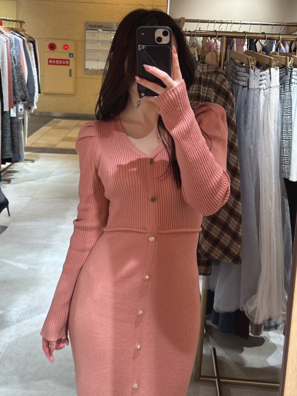 オレンジ系のワンピースを着用したレディースの冬コーディネートの3枚目の写真