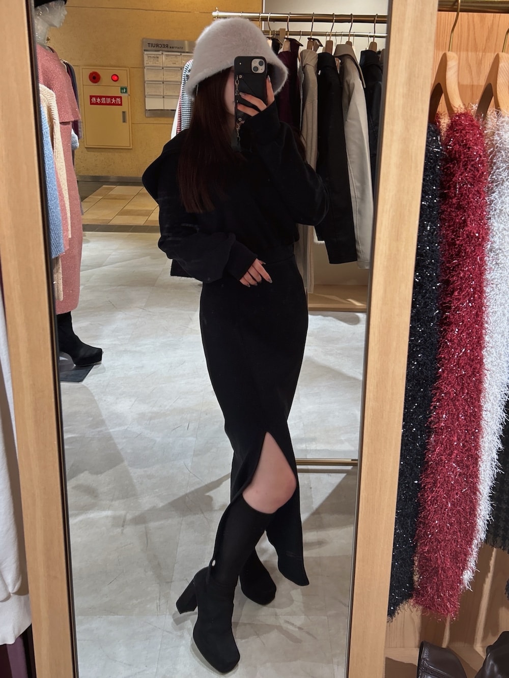 ブラック系のワンピース、グレー系のハットを着用したレディースの秋コーディネートの2枚目の写真