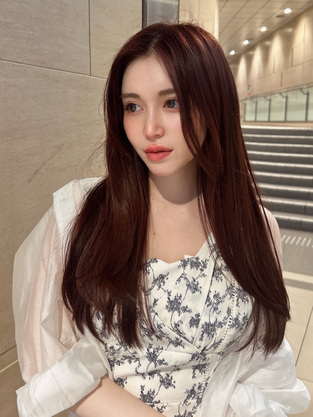 ホワイト系のワンピース、ホワイト系のハンドバッグ、ホワイト系のシャツ/ブラウスを着用したレディースの春コーディネートの5枚目の写真