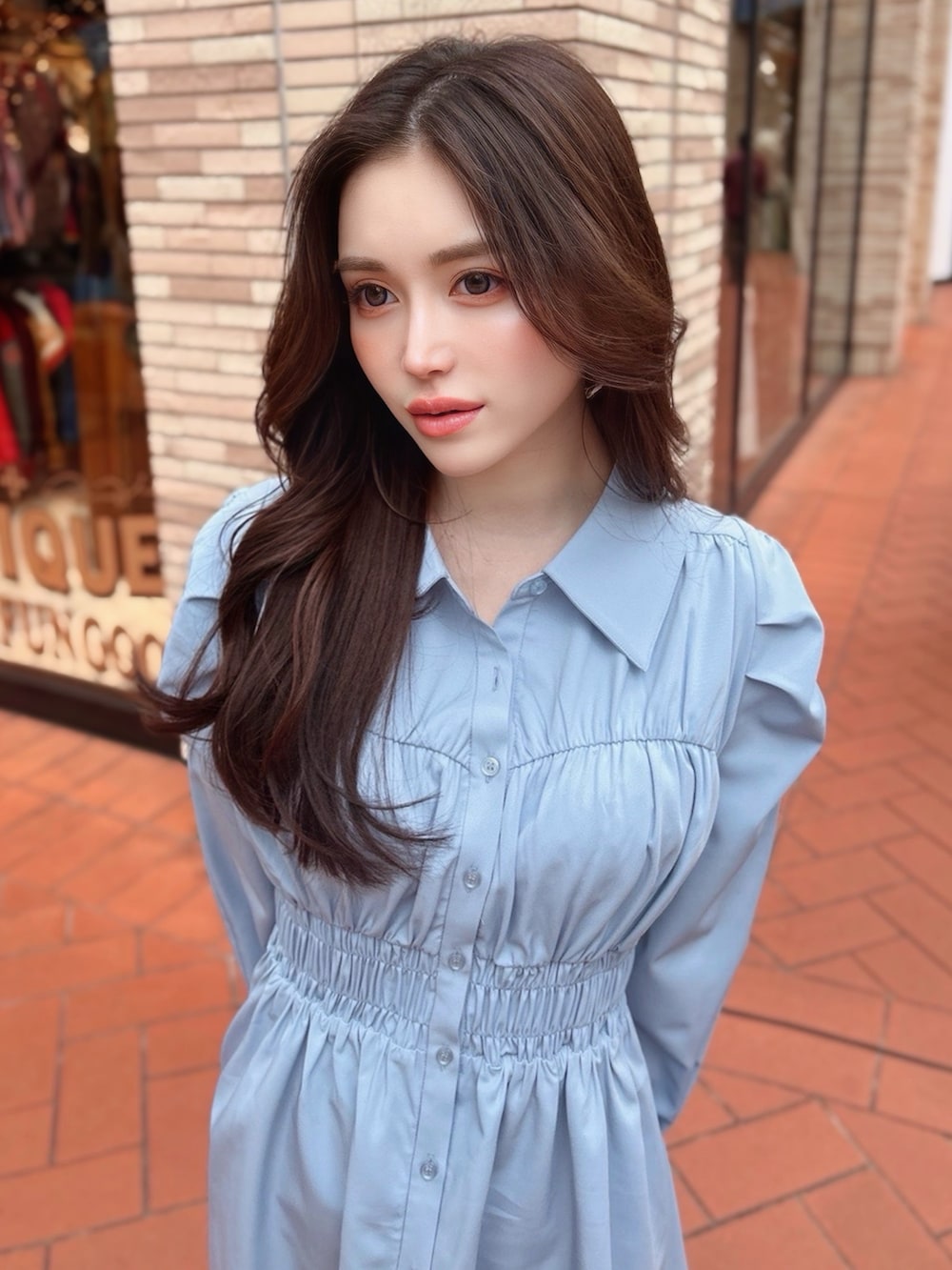 ブルー系のワンピース、ホワイト系のブーツを着用したレディースの冬コーディネートの3枚目の写真