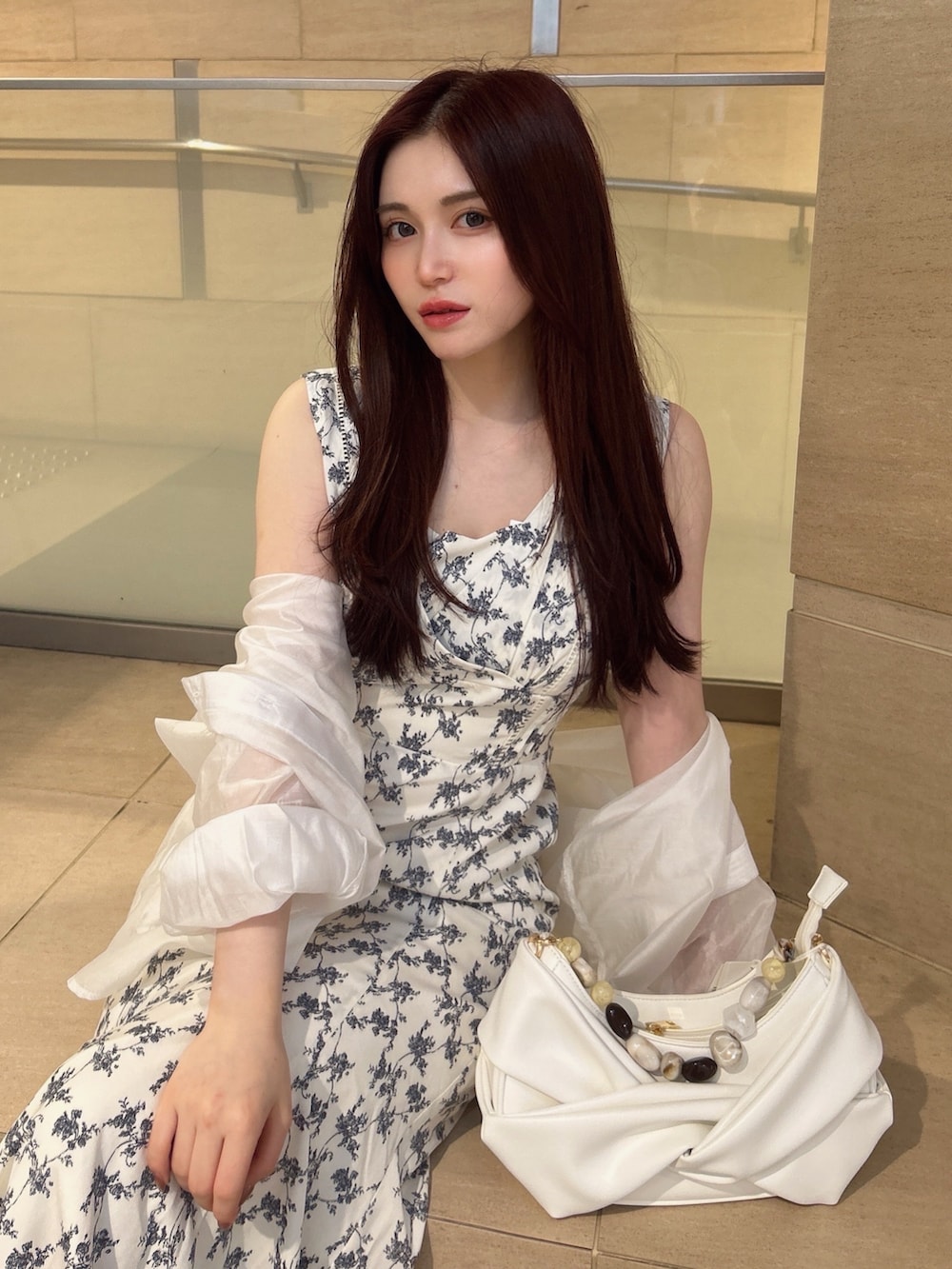 ホワイト系のワンピース、ホワイト系のハンドバッグ、ホワイト系のシャツ/ブラウスを着用したレディースの春コーディネートの2枚目の写真