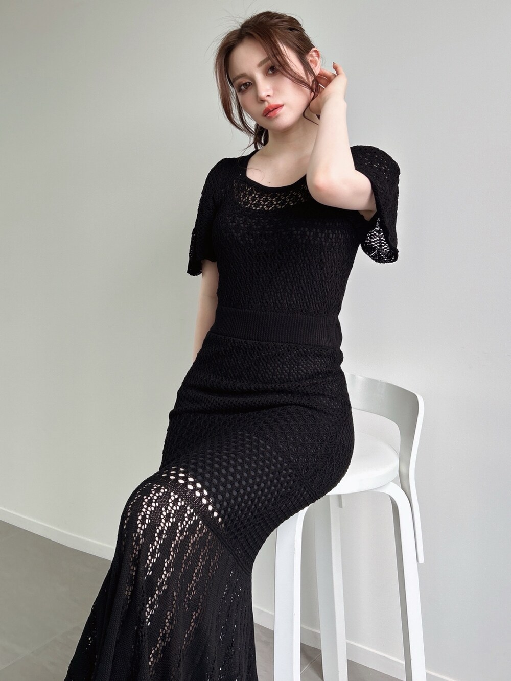 ブラック系のワンピースを着用したレディースの春コーディネートの2枚目の写真